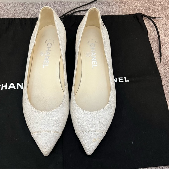 CHANEL 2014 White Distressed Leather Pointed Toe Ballet Flats Size 37 - Picture 2 of 11